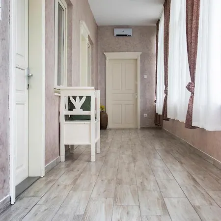 Guest house Airport Wanderer - Vandor Fogado