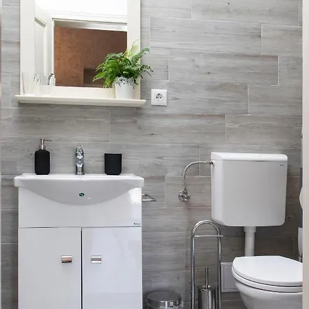 Airport Wanderer - Vandor Fogado بيت ضيافة 3*